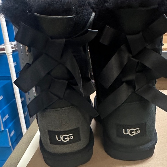 Faded but brand new!! $100 off!!Kids Ugg Bailey Bow 2 - Picture 9 of 13